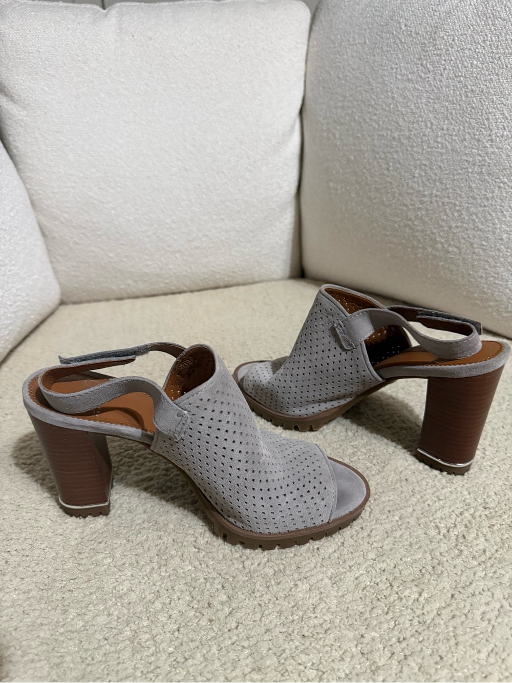 Franco Sarto Women's Gray Perforated Open-Toe Wedge Sandals - Picture 3 of 5
